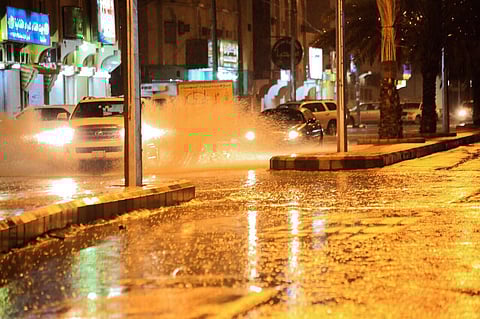 بالصور.. لليوم الثالث الأمطار تتواصل على وادي الدواسر.. ومطالب بتعليق الدراسة