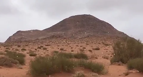 بالفيديو.. الثلوج تتساقط على مرتفعات تبوك