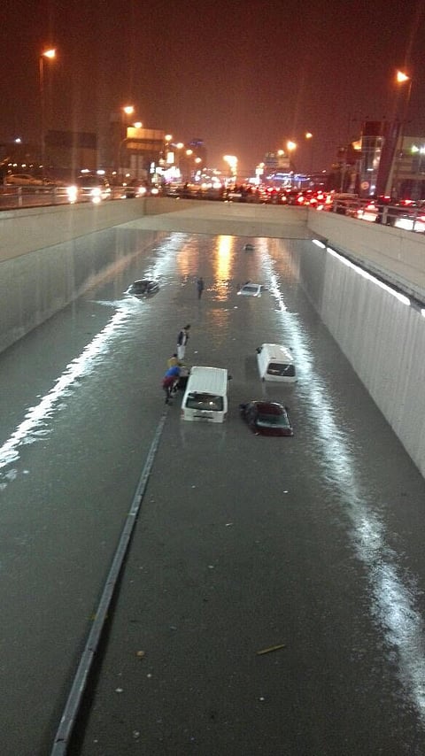 شاهد.. "أمطار الشرقية".. غاب المرور وحضر المواطنون لتنظيم حركة السير