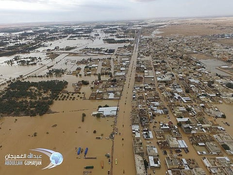 شاهد.. أمطار الدلم سيول واحتجازات واستنفار أمني وخدمي كامل