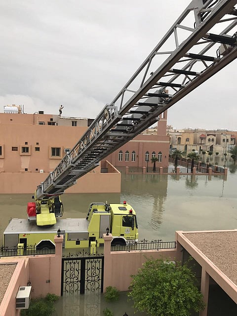 "الدفاع المدني" يكشف حصيلة الأمطار: إنقاذ (951) شخصاً وإخراج (650) مركبة