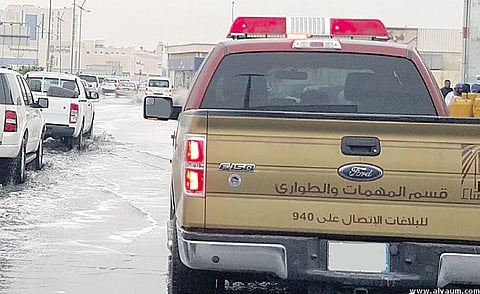 شاهد.."أمانة الأحساء" تواجه الهطولات الغزيرة بالصهاريج والمضخات