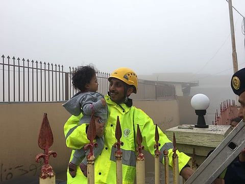 إشادة واسعة بجهود رجال الدفاع المدني عبر وسائل التواصل