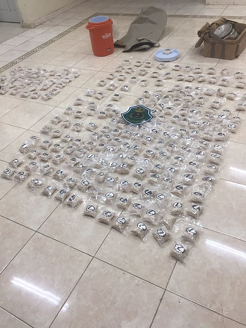 أمن طرق المدينة يضبط 233 ألف حبة من مادة الكبتاجون