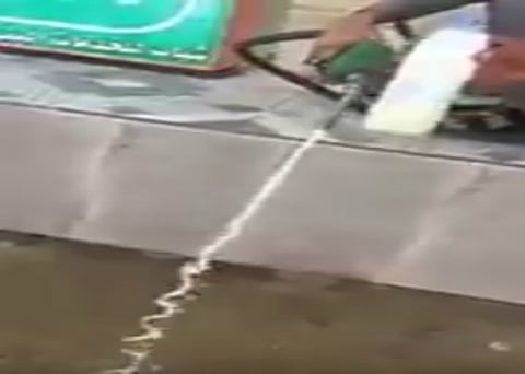 بعد التأكد من اختلاط مياه السيول بالبنزين.. إغلاق مضخات محطة وقود بالدلم