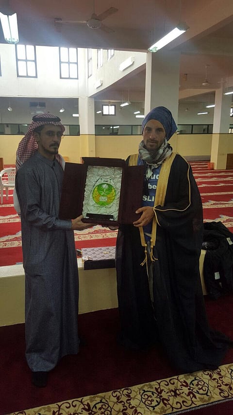 شاهد.. الرحالة الإسباني يرتدي "البشت" في طريقه للعمرة سيرًا على الأقدام