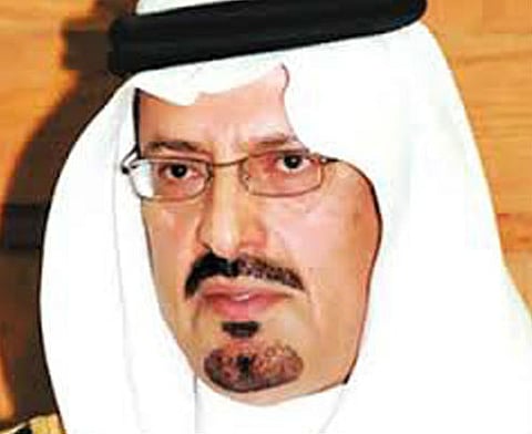 نيابةً عن الملك .. أمير حائل يسلّم وسام الملك عبدالعزيز للمتبرع بكُليته لفتاة لا يعرفها