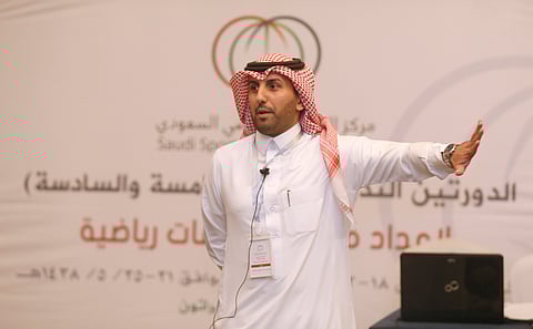 الحميداني يستعرض عقود اللاعبين المحترفين وإخلال الأندية بالالتزامات المالية