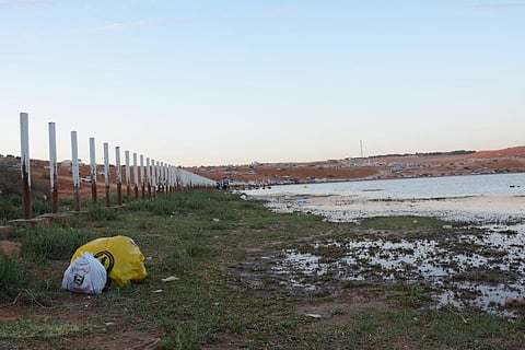 شاهد.. نفايات المتنزّهين تشوّه جمال رمال "الخرارة" بالرياض