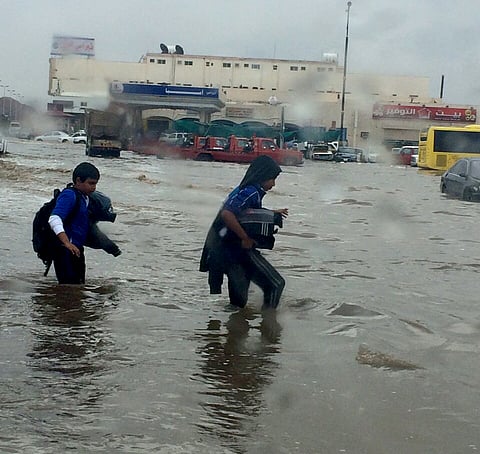 بعد تقاذف المسؤولية بين "التعليم" و"الأرصاد".. المواطنون: "كلكم راعٍ وكلكم مسؤول عن رعيته"