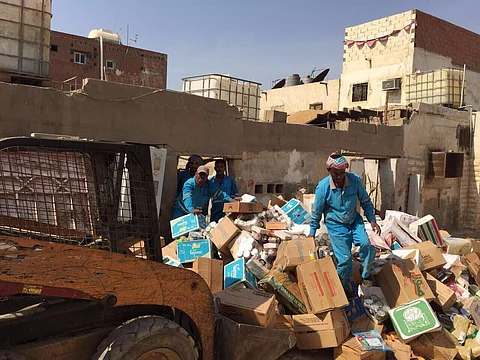 شاهد.. "التجارة" تضبط 99 ألف عبوة منظفات مقلدة في جدة