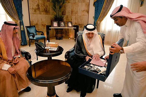 "تكافل مكة" تبدأ أنشطتها بتوزيع الكسوة والآيباد على طلاب وطالبات القنفذة