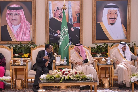 الرئيس الصومالي يصل الرياض وأمير المنطقة في استقباله
