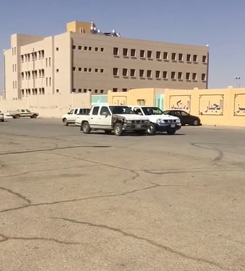 "الدرباوية" يهددون طلاب "صالحية عرعر" بالدهس.. والأهالي: أنقذونا