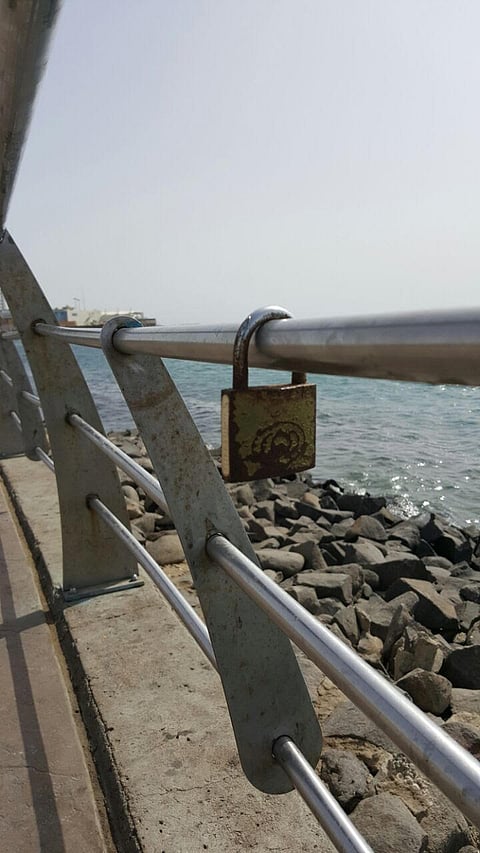 شاهد.. الجهات الأمنية تُزيل "أقفال العشاق المزعومة" من حواجز كورنيش جدة