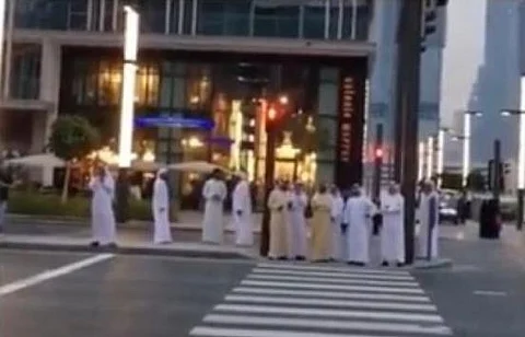 فيديو.. حاكم دبي ينتظر إشارة المرور لعبور الطريق