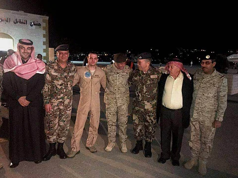السفارة السعودية بعمّان وسلاح الجو الأردني يستقبلان قائد الطائرة الأردنية التي سقطت في نجران