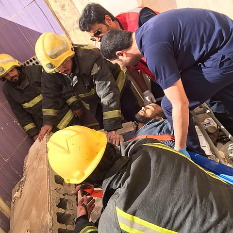 بالصور.. مدني حفر الباطن ينقذ محتجزاً انهار عليه جدار داخل فناء منزل