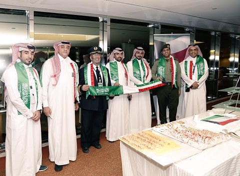 مطار الدمام يستقبل ركاب "الكويتية" بالورد والحلوى