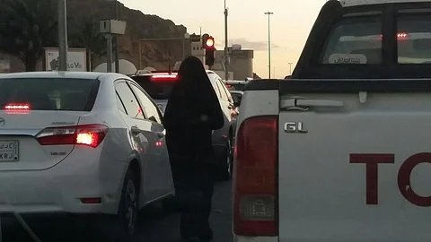 المتسولات ينتشرن في طرقات "المدينة" وأمام الإشارات الضوئية