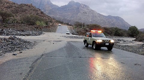 "أمطار الباحة ".. السيول تداهم منزلاً وتجرف مركبة وجريان عدد من الأودية