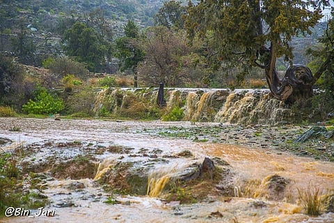 شاهد.. أمطار "تنومة" الغزيرة تشكِّل الشلالات وتملأ المدرجات الزراعية