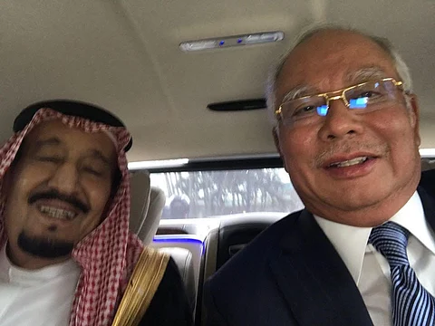 شاهد.. رئيس الوزراء الماليزي يحتفل بـ"سيلفي" مع الملك سلمان