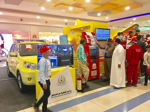 شاهد.. آليات المحاكاة تجذب الأطفال بمعرض الدفاع المدني في جازان