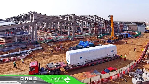 بالصور.. وصول أولى عربات قطار الرياض للمسار البنفسجي