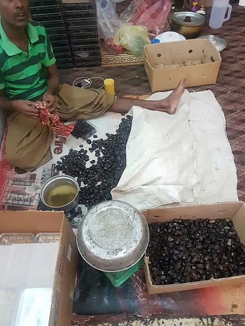 أمانة المدينة تطيح بوافدين يسوقان العجوة الفاسدة