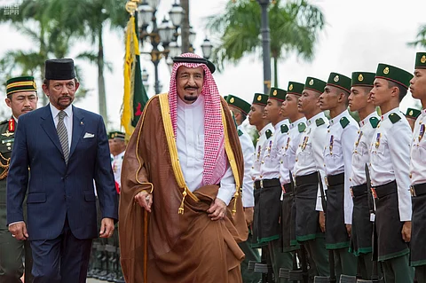 بالصور.. الملك يصل محطته الآسيوية الثالثة وسلطان بروناي في مقدمة مستقبليه