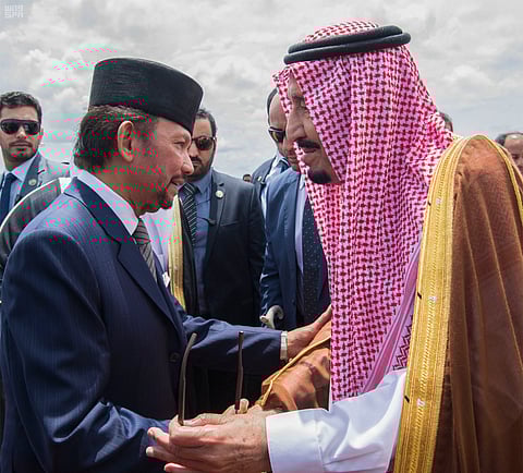 الملك يغادر بروناي .. و"حسن البلقيه" في وداعه بالمطار