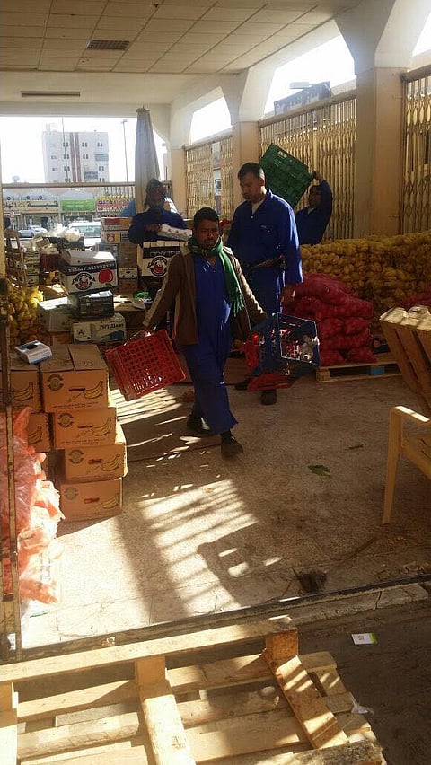 "أمانة المدينة": 52 عاملاً لرفع النفايات بسوق الخضر ولجنة لضبط المخالفين