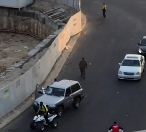 بالفيديو .. أفارقة يستقلون دبابات يعتدون على جندي بالمرور وينجو من محاولة دهس