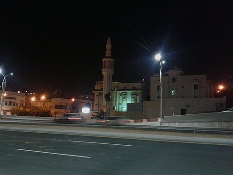 شاهد.. منارة مسجد آيلة للسقوط تهدد طلاب مدرسة أهلية بالطائف