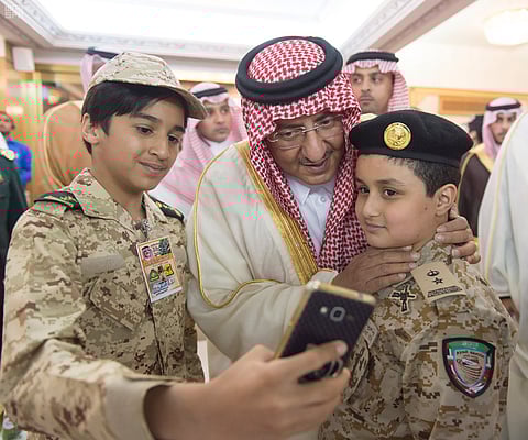 كيف التقى "محمد الأمن" أبناء الشهداء؟.. وماذا فعل عندما تسلَّم ورقة من أحدهم؟