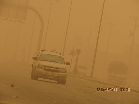 شاهد: الغبار يلف حفر الباطن .. و"الأرصاد" يستمر للرابعة عصراً