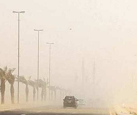 الغبار يتواصل في 5 مناطق وسحب مُمطرة تمتد لغرب الرياض