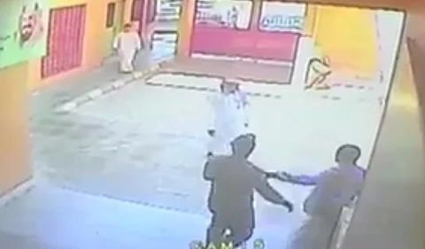 شاهد .. شخص يقتحم متوسطة بجدة ويعتدي على طالب و"التعليم" تحقّق
