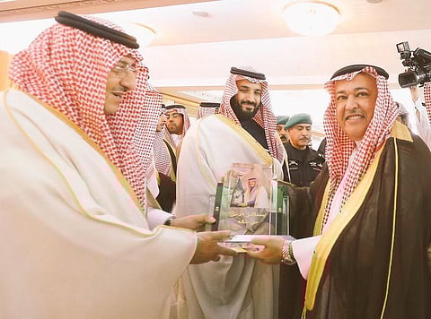 "يستاهل الأمن من شاله".. نائب الملك يتسلم درعاً من رئيس stc