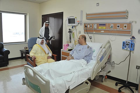 شاهد.. أمير الشرقية يزور رجل الأمن المصاب ونائب رئيس مجلس بلدي القطيف السابق