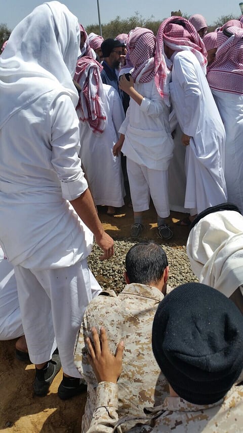 شاهد. الجموع تشيع الشهيد "القحطاني" بمحافظة أحد رفيدة