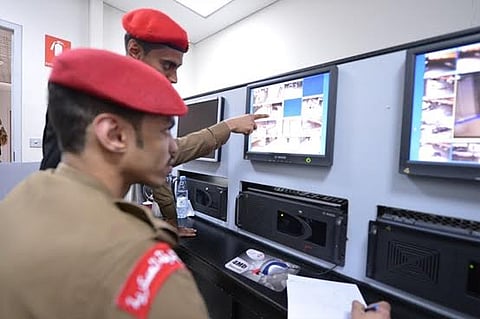 شاهد القوة الخاصة لأمن قصر الحكم بمعرض الكتاب.. تنظيم حشود وتسهيل حركة