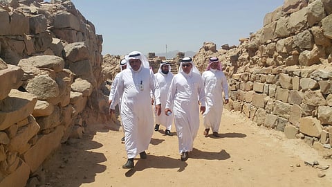 وفدٌ من "أرامكو" السعودية يزور موقع الأخدود الأثري بنجران