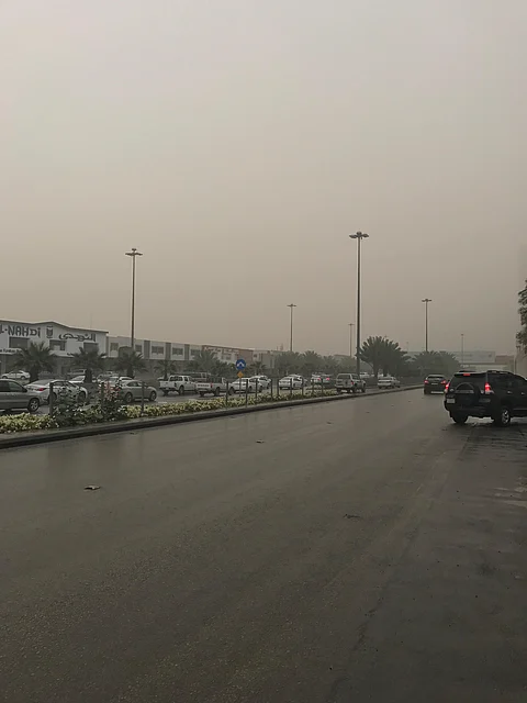 موجة غبار بالعاصمة مصحوبة بأمطار خفيفة .. والكمامات حاضرة بالمدارس