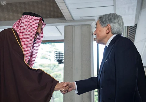 إمبراطور اليابان يستقبل خادم الحرمين ويسلّمه الوسام السامي "زهرة الأقحوان"