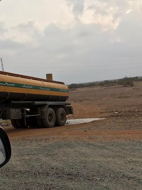 خلافات حول "مرمى الصرف" في بيش تدفع صهاريج "الاقتصادية" إلى صبيا