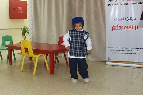 شاهد.. طلال" يمشي على قدميه بعد 7 سنوات مع الإعاقة