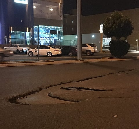 أمانة الطائف تتجاوب مع ما رصدته "سبق" وترمم تشققات "إسفلت الأسبوعين"