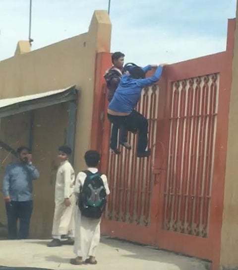 بالفيديو.. هروب 4 طلاب ابتدائي قفزاً عبر بوابة مدرستهم بينبع